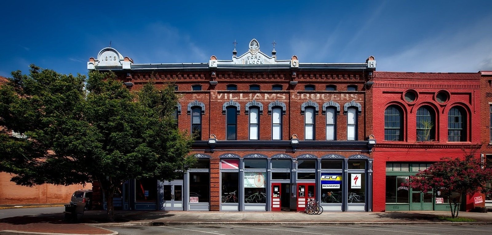Commercial opportunities on Gratiot Ave